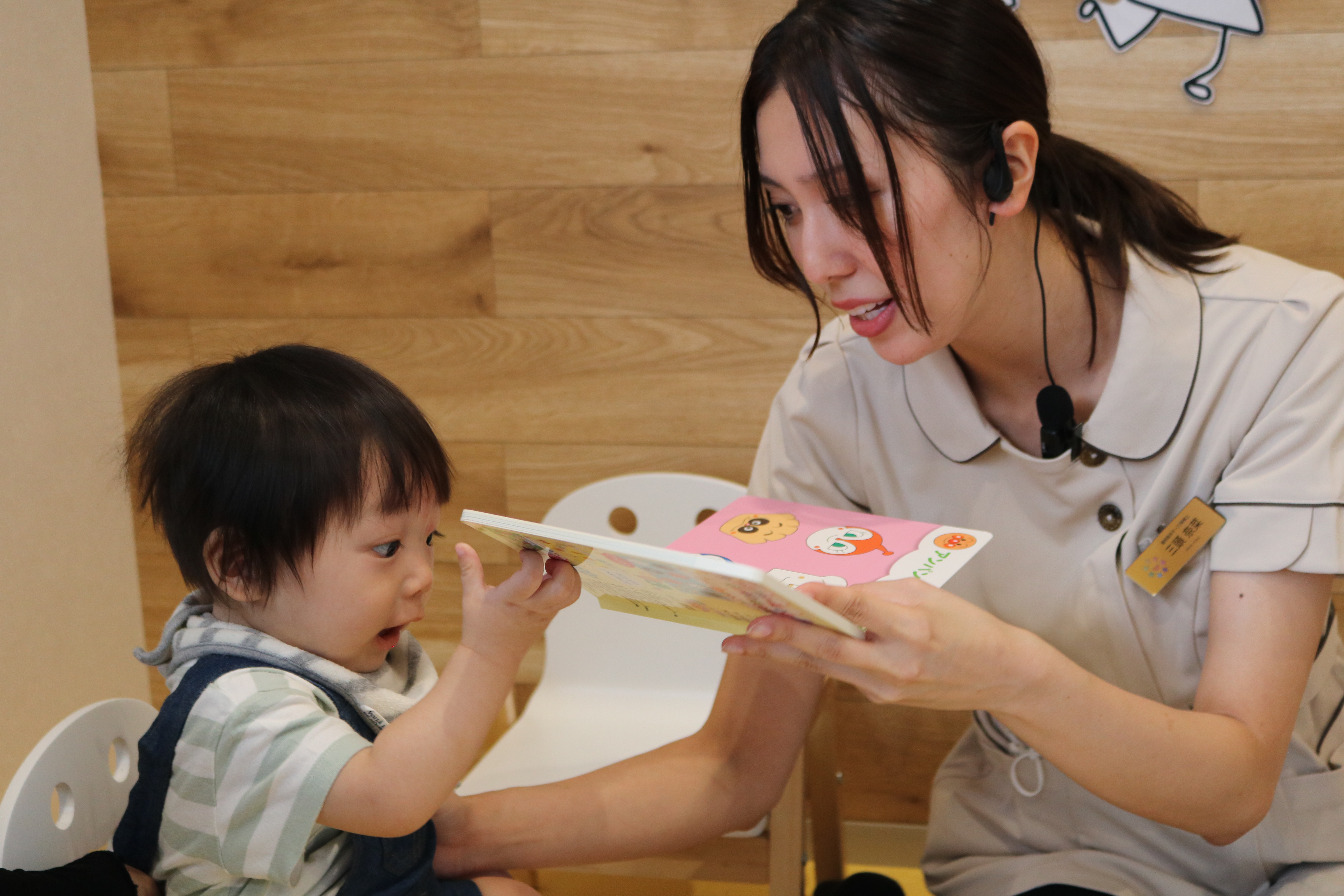 保育士が子供を見ている様子