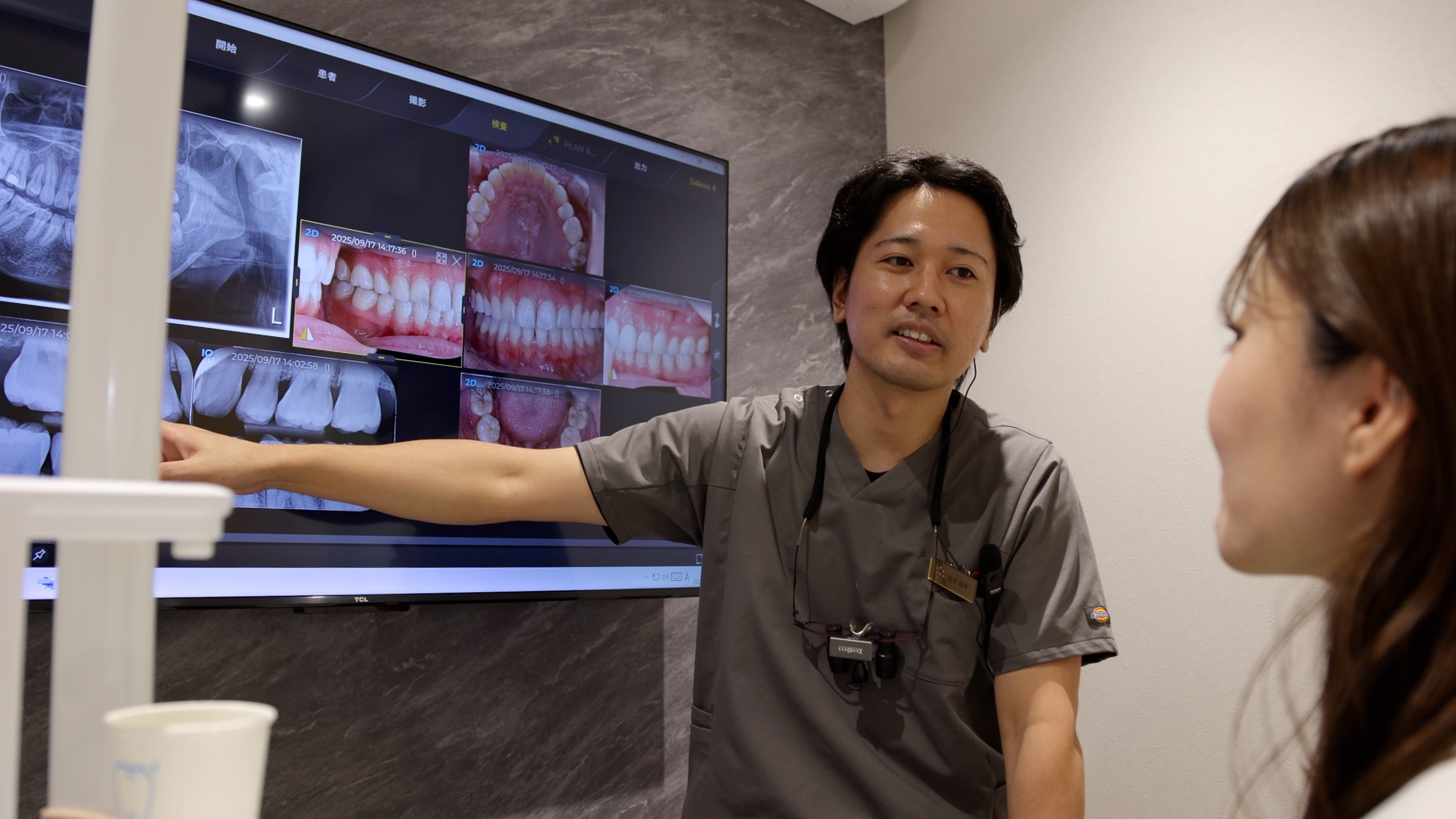 歯科医師がカウンセリングしている様子