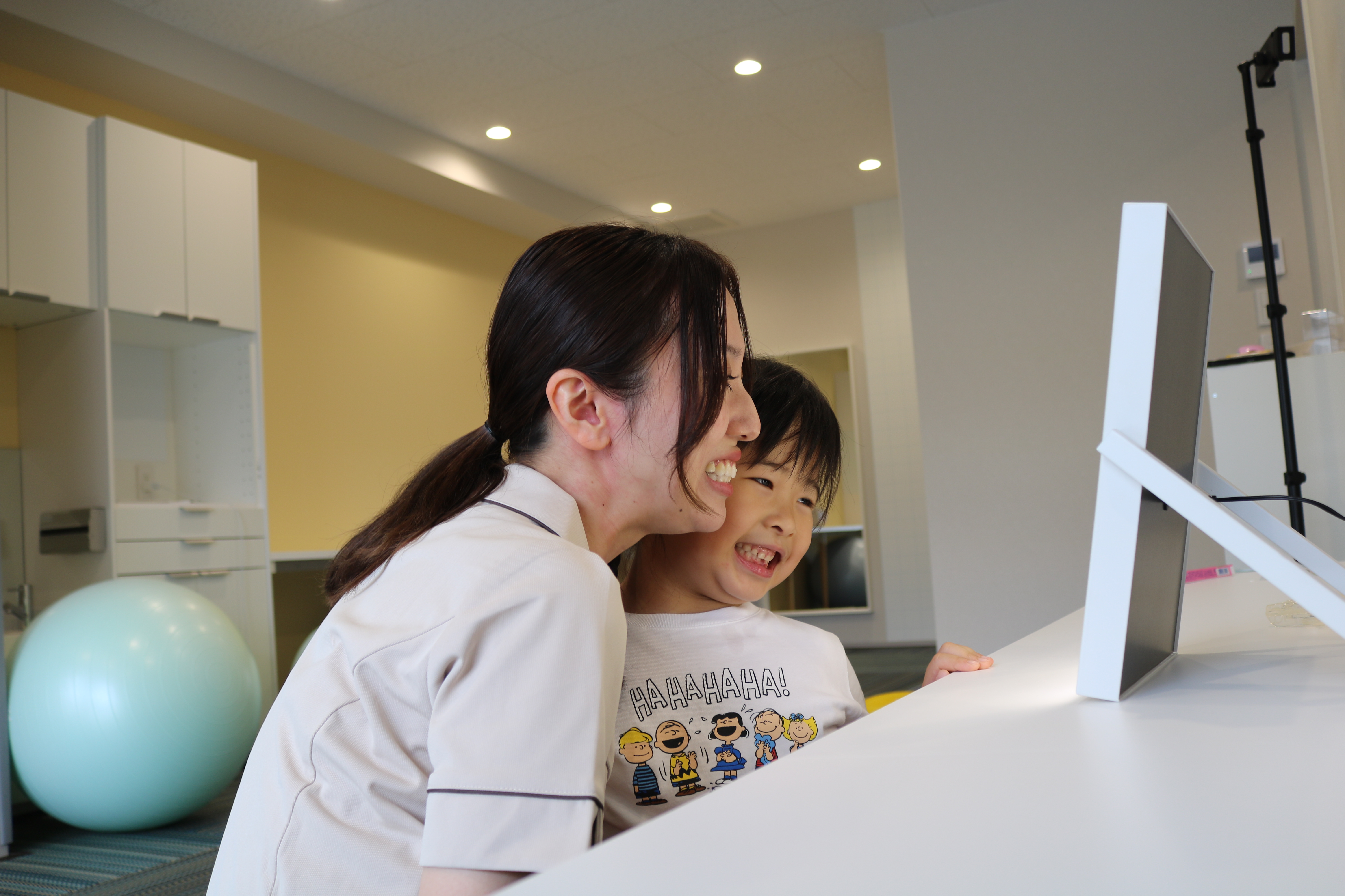 お子様と看護師の写真