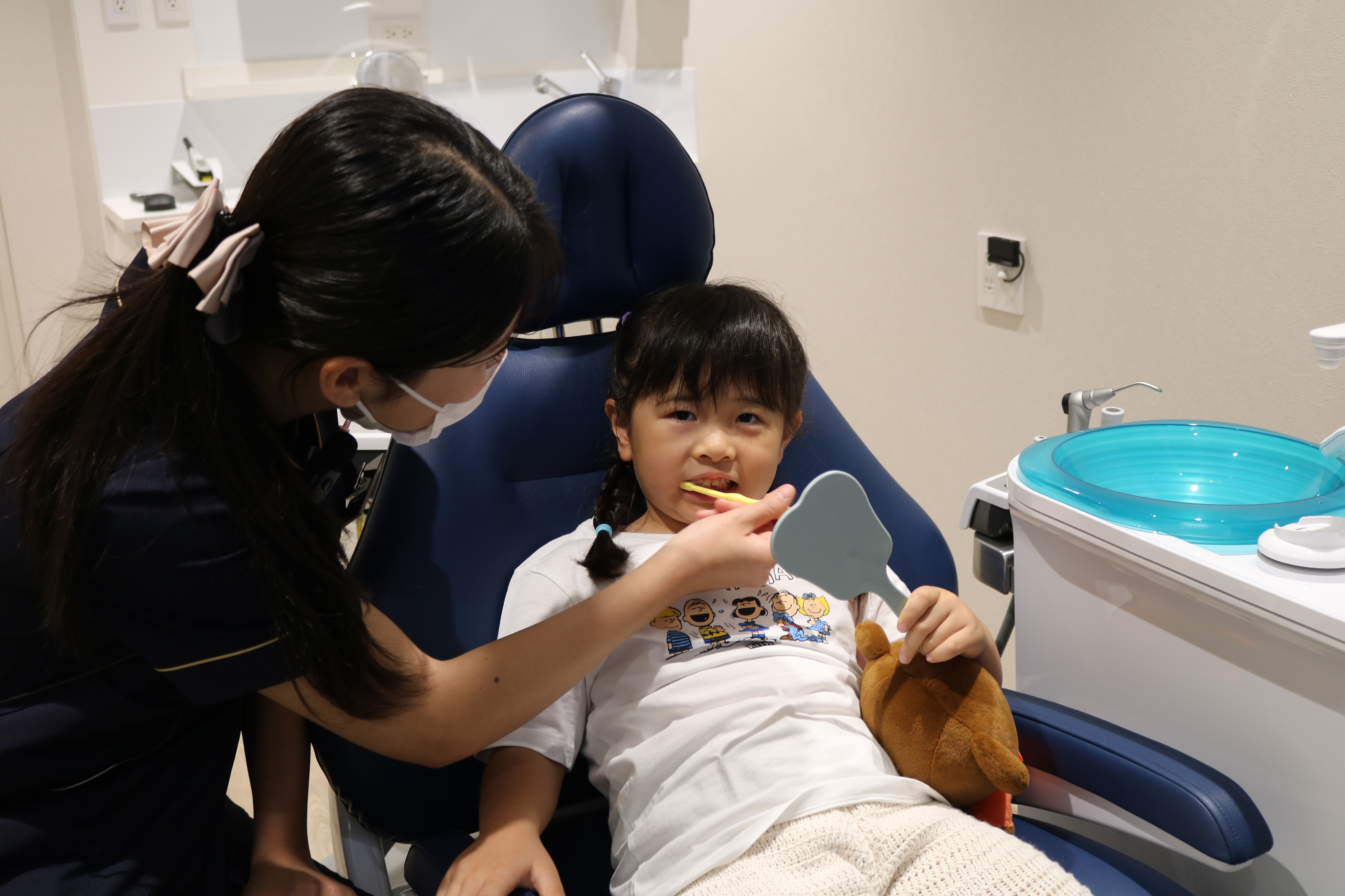 子供を治療している様子